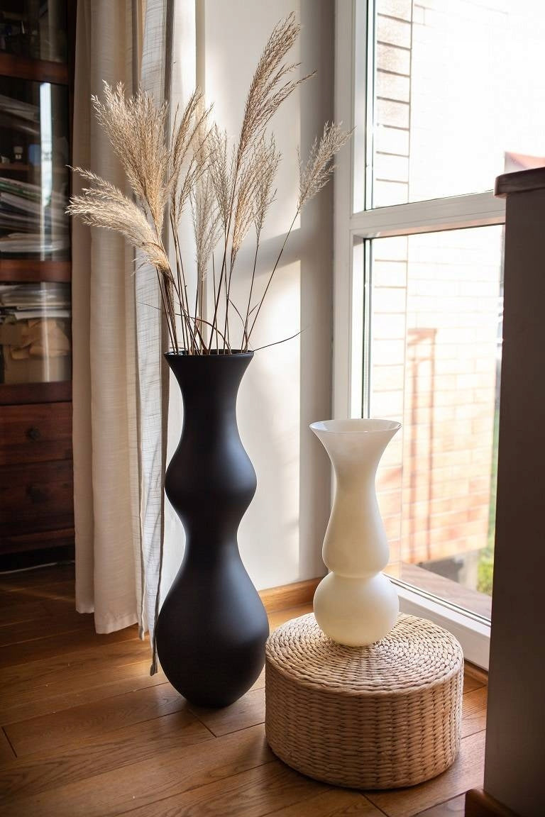 Aukšta grindų vaza juoda matinė 70 cm – nuotrauka 2
