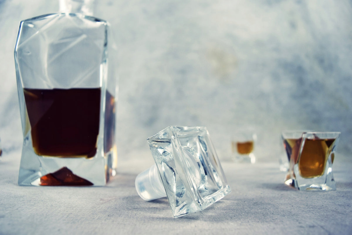 Stiklinė briaunuota karafa vynui ir vandeniui 0,75 l – nuotrauka 3