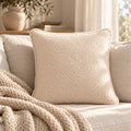 Smėlio spalvos „Boucle“ užvalkalas 45×45 cm interjere
